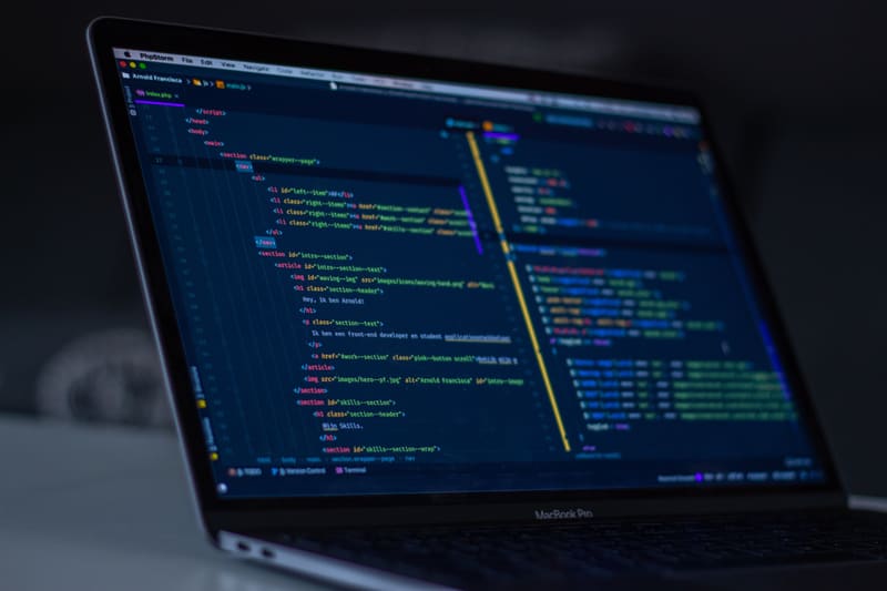 Laptop mit Programmcode auf dem Bildschirm
