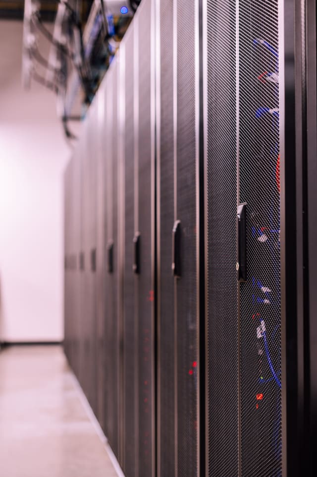 Reihe von Serverschränken in einem Rechenzentrum